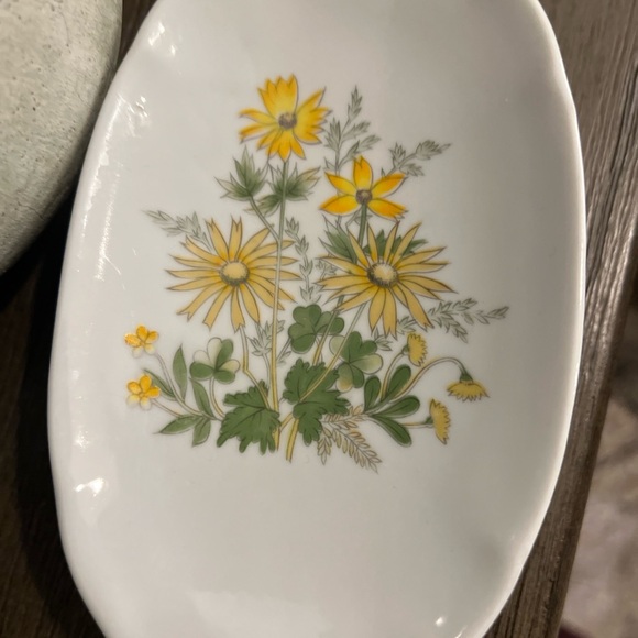Vintage Floral Daisy 🌼 Porcelain Soap Dish - Picture 3 of 4